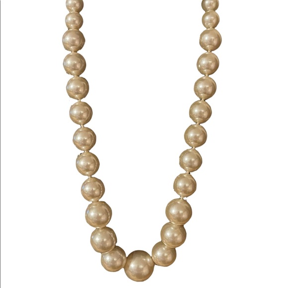 Kenneth J Lane chunky faux pearls necklace - Picture 12 of 12